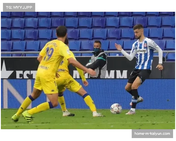 西班牙人定位球战术执行到位,边路传中与中路后插上结合